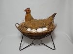 Cesto com galinha no ninho chocando os ovos, suporte em ferro. Mede 42 cm de comprimento x 26 cm de altura.