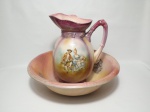 Gomil em porcelana alemã, marcado na base FRANZ ANT. MEHLEM, GERMANY, pintura iridescente com cenas galantes. Bacia apresenta restauro.