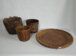 Quatro itens, 3 cestas de tamanhos e materiais diferentes no estilo circular e 1 peneira, todos em palha natural. (Uma das cestas em cipó).Maior cesto 21 x 18 cm. Peneira 40 cm de diâmetro.