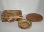 Três itens em palha indiana, 1 maleta retangular (1 alça está solta), 1 peneira e 1 cesta no formato circular para pão. A maleta mede 35 cm x 22 cm x 12 cm; a peneira 30 cm de diâmetro e a cesta 20 cm de diâmetro.