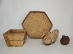 Quatro peças em palha natural, 1 cachepot medindo 13 x 18 x 18 cm , no formato quadrado; 1 porta-joias representando uma codorna, de origem indiana; 1 pato e 1 peneira no formato sextavado, medindo 35 cm de diâmetro. O pato mede 37 cm de comprimento x 10 cm de altura.