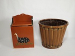 Dois itens para banheiro, sendo: 1 cesto para papel em palha e bambu, medindo 26 cm de diâmetro e 23 cm de altura e 1 recipiente em MDF decorado com galinha d´Angola para guardar papel higiênico, medindo 19 cm de largura, 10 cm de profundidade e 30 cm de altura. (O porta papel está com desgaste na parte inferior).