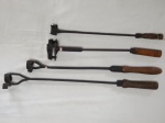 Kit com 4 peças para marcar gado, em ferro fundido com pegas em madeira, com letras iniciais A, JO, BC e R.