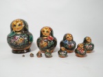Boneca Matrioska de origem russa, em madeira policromada, contendo 10 bonecas que se encaixam umas nas outras. Mede a maior 10 cm de altura.