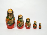 Boneca Matrioska de origem russa, em madeira com policromia, contendo 5 bonecas que se encaixam umas nas outras. Mede a maior 10 cm de altura.