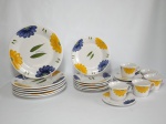 Seis pratos rasos, 6 pratos para sobremesa e 6 xícaras com pires para chá, em porcelana decorados com motivos de flores, marcado na base CELEBRATION - Made in China. Total de 18 peças.