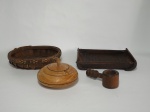 Quatro itens em materiais, modelos e procedências diversos, sendo: 1 quebra-nozes em madeira, 1 farinheira em madeira, 1 bandeja em palha indiana e 1 cesto de palha indiana no formato oval. Cesto 24 cm x 20 cm x 6 cm; a farinheira: 9 cm de diâmetro (com desgaste no verniz); a bandeja 24 cm x 16 cm e o quebra-nozes 13 cm de comprimento.