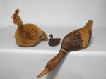 Três itens representando aves, 1 pato em madeira, medindo 40 cm de comprimento x 12 cm de altura; 1 pato em madeira com guarnições em metal de origem indiana e 1 ave exótica executada em fibra de coco, medindo 29 cm de comprimento e 13 cm de altura.