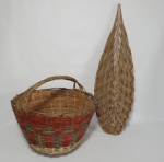 Dois itens, 1 ventarola (abano) em palha natural rústica e 1 cesta feita de bambu, pintada nas cores verde e vermelha, com alça, medindo 39 cm de diâmetro e 15 cm de altura.
