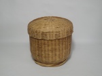 Cesto decorativo em palha de origem indiana. Mede 23 cm de diâmetro x 24 cm de altura.
