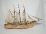 Barco a vela em madeira (balsa) composta de 6 velas em tecido de algodão (1 das velas está rompida). Mede 74 cm de comprimento x 12 cm de largura x 47 cm de altura.