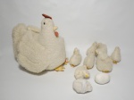Belíssima galinha branca poedeira de ovos e seus pintinhos, confeccionada em lã.. Mede 30 cm de largura x 30 cm de altura, acompanham 5 pintinhos.