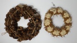 Duas guirlandas feitas de materiais naturais, 1 feita de pinhas e a outra de fibras. Diâmetros 35 e 28cm.