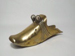 Antigo estribo em metal dourado, medindo 28 cm de comprimento.