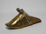 Antiga sapata (estribo) em bronze (apresenta desgaste no metal e abertura nas laterais).