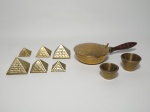 Nove peças, 1 cata migalha medindo 20 cm de comprimento incluindo o cabo, parte de cobre trabalhado; 2 bowls (mini) e 6 pirâmides (mini).