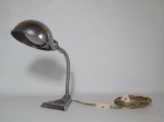VINTAGE - Luminária em metal prateado, base triangular servindo de cinzeiro, haste flexível, cúpula em meia bola de metal. Funcionando. Alt. 37cm.