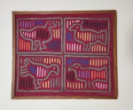 "Pássaros" arte em tecido emoldurada, de origem do Panamá. Mede 39 cm x 46 cm.