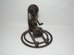 ZÉ PINTO (Francisco Magalhães Barbosa - 1925-2004) "Bordadeira" Escultura em metal feita a partir de sucata. 30 x 31cm.