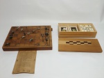 BRINQUEDO - Duas caixas de jogos em madeira. a) Marchetada com retângulo, contendo domino e baralho. 27 x 12 x 6cm. b) XO DOU QI - "Jogo dos animais" peças metálicas. 25 x 31 x 3cm.