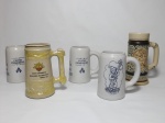 Cinco canecas em cerâmica e porcelana moldada. Decoração diversa. Alts. 14 a 20 cm.