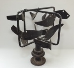 ZÉ PINTO (Francisco Magalhães Barbosa - 1925-2004) "Cardume" Escultura em metal, feita a partir de peças de sucata. Alt. 55cm.