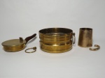 Três peças em cobre, 1 caneca (alça solta), medindo 8 cm de diâmetro x 10 cm de altura; 1 cata migalhas 5 x 24 x 14cm, 1 cachepot, 21 cm de diâmetro x 10 cm de altura.