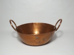 Tacho de cobre martelado medindo 31 cm de diâmetro x 11 cm de altura.