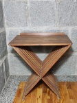 Mesa dobrável em sucupira, pés em X. 72 x 72 x 49cm.