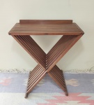 Mesa dobrável em sucupira, pés em X. 72 x 72 x 49cm.