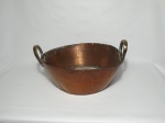 Antigo tacho de cobre martelado com alças em bronze, medindo 40 cm de diâmetro x 15 cm de altura.