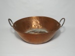 Antigo tacho de cobre martelado, medindo 43 cm de diâmetro x 14 cm de altura.