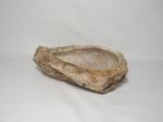 Centro de mesa esculpido em madeira fóssil (aspecto de pedra). 11 x 33 x 23cm.