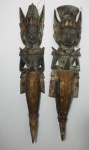 Par de esculturas em madeira, representando entidades de origem tailandesa. Medem 62 cm de altura.