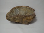 Centro de mesa esculpido em madeira fóssil (aspecto de pedra). 14 x 34 x 28cm.