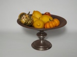 Fruteira de metal medindo 27 cm x 15 cm, acompanham 7 frutas de diversos tipos. (Apresenta oxidação no metal da fruteira).