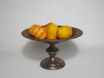 Fruteira de metal medindo 27 cm x 15 cm, acompanham 7 frutas de diversos tipos. (Apresenta oxidação no metal da fruteira).