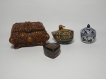 Quatro porta-joias de modelos, materiais e procedências diversos. O maior mede 16 cm x 8 cm.