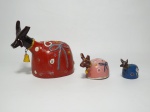 Três esculturas de barro cozido, representando "Bumba meu Boi", de tamanhos diferentes. Alto do Moura, Caruaru - PE. Feito por parentes do Mestre Vitalino. O maior mede 20 cm x 9 cm. (O maior apresenta uma ponta do chifre quebrada e 1 apresenta o corpo colado).