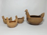 Quatro esculturas feitas de barro cozido, representando galinhas (cachepot). Maior 12 x 16 x 30cm.