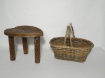 Dois itens de palha e bambu, sendo 1 banquetinha no formato de folha e 1 cesta em bambu, corda e pega em louça decorada nos tons de azul e branco. A banqueta mede 23 cm de altura e o assento 26 cm de comprimento x 22 cm de largura.