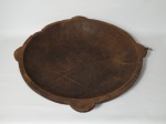Antiga e grande gamela de madeira com 4 alças, medindo 49 cm de diâmetro x 13 cm de altura.