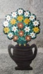 Placa metálica policromada representando ânfora com buque de flores. Original da cidade de Bichinho, Tiradentes - MG. Mede 69 cm x 43 cm.