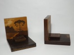 Par de Serre Livres em madeira, decorados com motivos de araucárias e paisagem com casarios. Medem 14 cm x 14 cm x 14 cm.