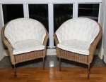 Par de poltronas, estrutura em metal tubular recoberta por vime, assento e encosto em tecido branco decoração capitoné.