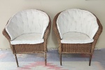 Par de poltronas, estrutura em metal tubular recoberta por vime, assento e encosto em tecido branco decoração capitoné.