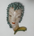 Escultura de cerâmica vitrificada, representando um rosto de mulher de origem austríaca - peça numerada - medindo 27 cm de altura. (Com desgaste em um dos cachos do cabelo e parte do pescoço colado).