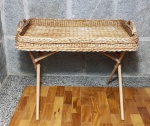 Mesinha auxiliar em vime, pés em x, tampo solto na forma de bandeja com duas alças. 61 x 80 x 55cm.