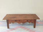 Mesa de centro em madeira nobre, saia recortada, 2 gavetas, puxadores de madeira torneada. 40 x 120 x 49cm.