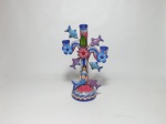 Arte Mexicana - Interessante candelabro em cerâmica, para 3 velas, decorado com peixes e flores, medindo 27 cm de altura.